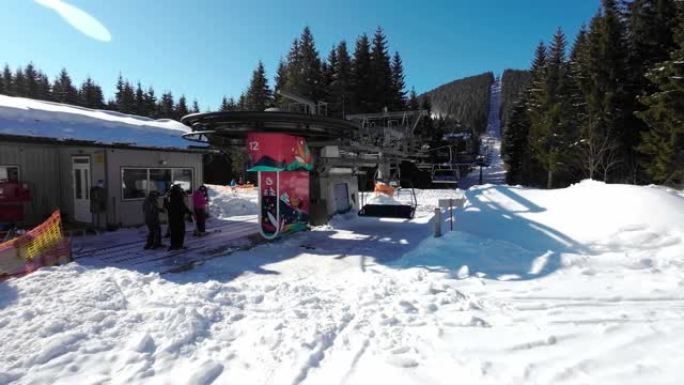 升降椅将滑雪者和滑雪者带到山上。慢动作