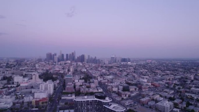 夜间洛杉矶市中心的鸟瞰图。洛杉矶城的夜景。