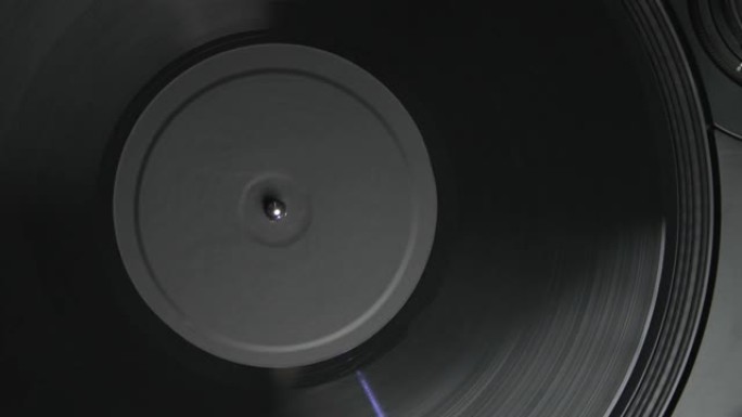 平放视频剪辑中的转盘播放器上的乙烯基唱片旋转。DJ转桌装置播放嘻哈音乐