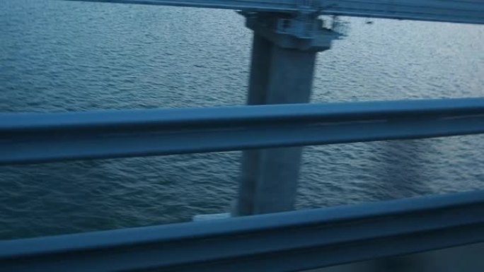 克里米亚大桥，刻赤，亚速海，黑海，从公共汽车的窗户2021年8月21日海景和船只。金属和混凝土屏障。