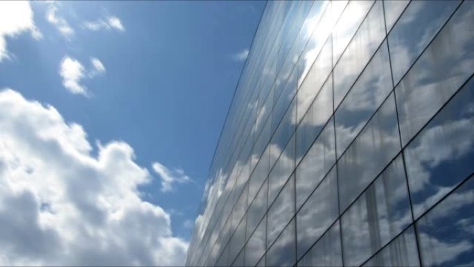 建筑物玻璃立面中的云