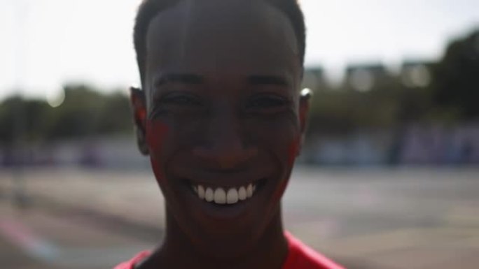 红色非洲体育迷在足球比赛前笑出球场-冠军和获胜概念