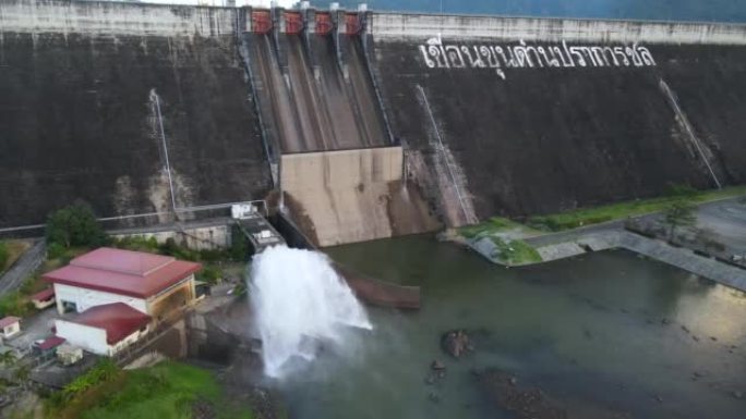 水力发电大坝防洪闸门，水流通过闸门，并打开泰国那空nayok的springway Khun Dan 