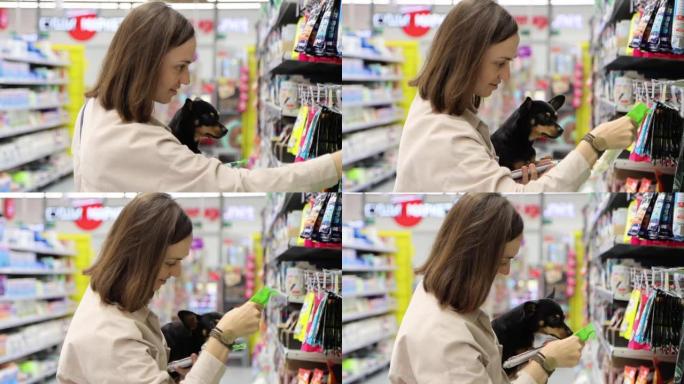 有小大腿狗的女人，在超市选择食物。