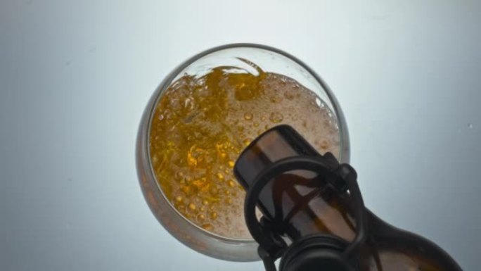啤酒倒玻璃特写。酒精啤酒杯液体喷射灌装杯状