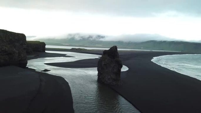 火山黑海滩上的标志性海堆