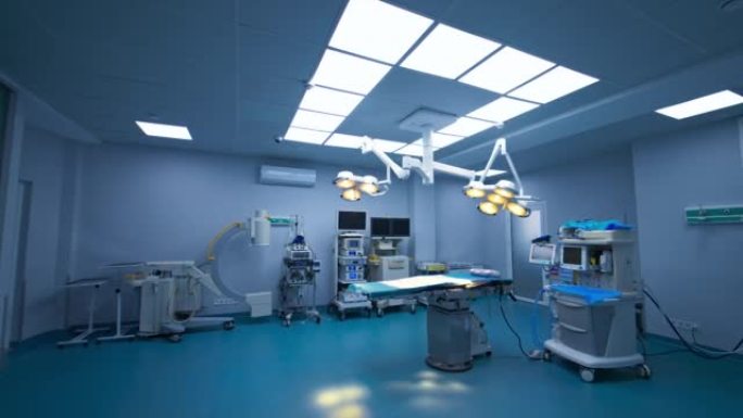 大型手术室，配有先进的现代手术设备。从通往黑暗大厅的门口离开手术室。