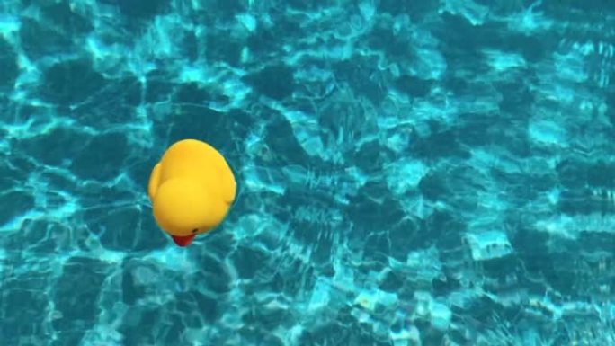 漂浮在水面上的黄色橡皮鸭