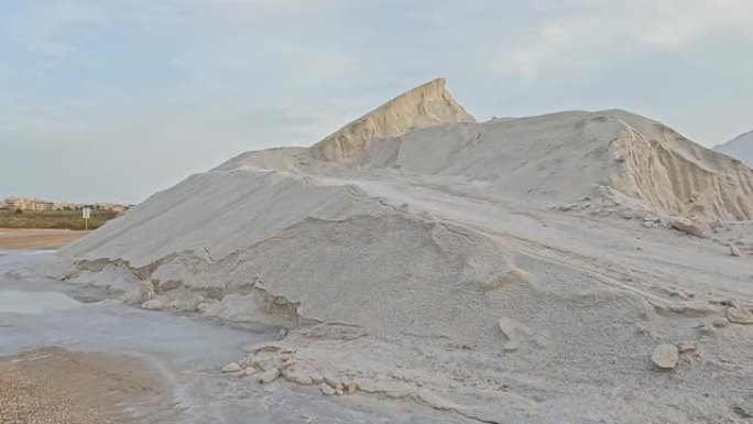 盐矿。成堆储存的盐。托雷维娅。粉红湖。版本14