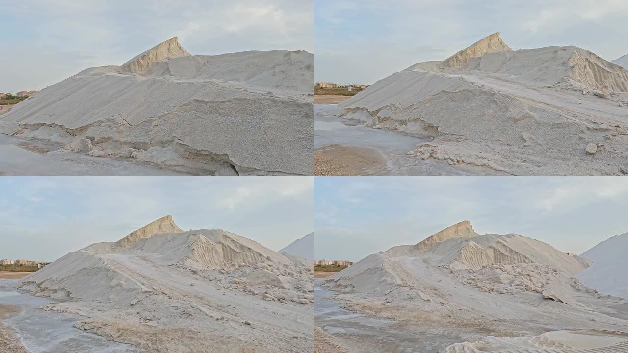 盐矿。成堆储存的盐。托雷维娅。粉红湖。版本14