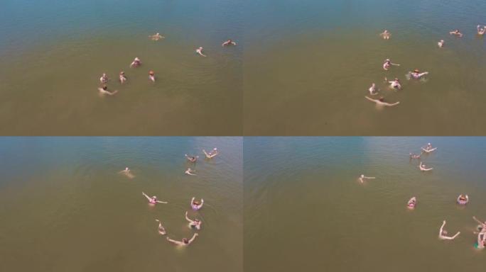 河边停泊船的空中无人机视图。妇女在河流和透明水中游泳。老年旅游