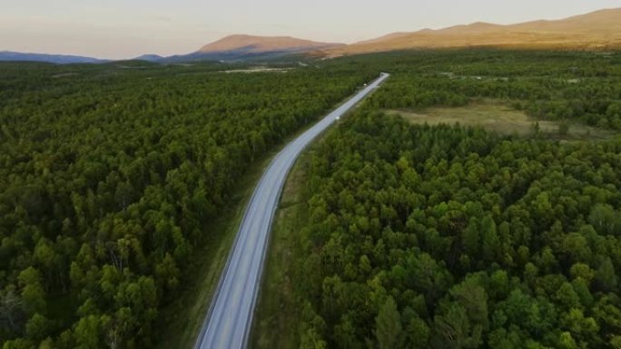 穿越挪威高地的公路风景鸟瞰图