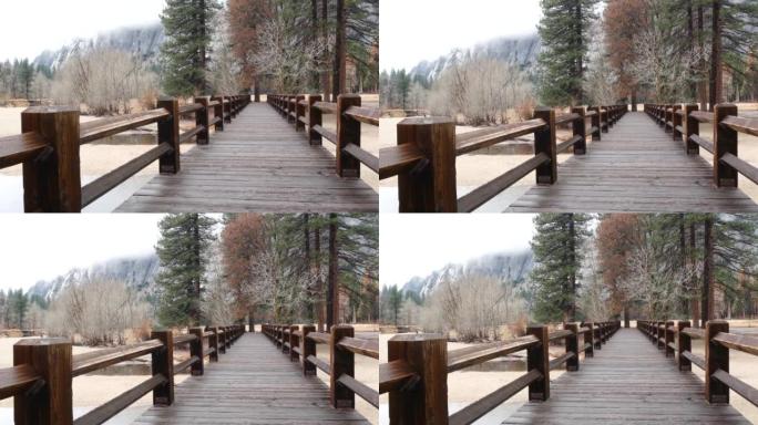 秋季加州森林的木制走秀桥。木板路步道上的行人天桥