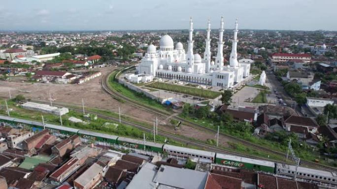 扎耶德清真寺是苏拉惹的一个大清真寺