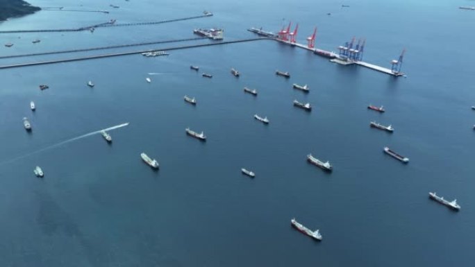 海洋湾石油化工出口的许多原油油轮，货物集装箱船海上系泊进口运输和物流