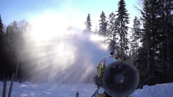 冬季山区的雪炮