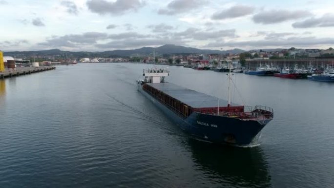 日落时阿维莱斯港的普通货船出发
