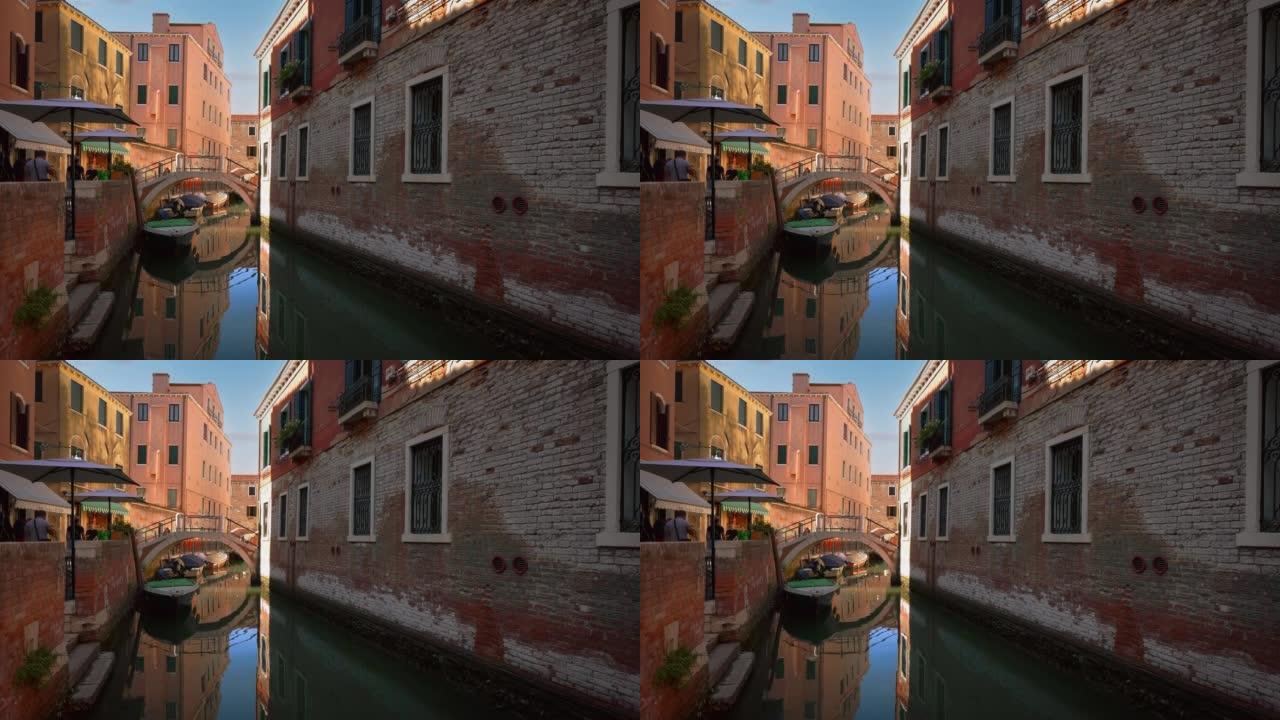 意大利威尼斯一条运河上的吊船，有老房子，靠近圣马可和里亚托桥的大教堂教堂。标志性的威尼斯夏季嘉年华旅