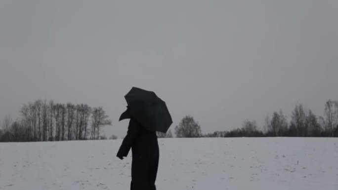 戴着雨伞的黑鸟喙面具的牌匾医生穿过白雪皑皑的田野