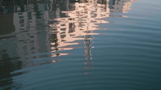 池塘中无尽的涟漪，建筑物在太阳光下的反射，4k慢动作镜头循环可滚动拍摄。