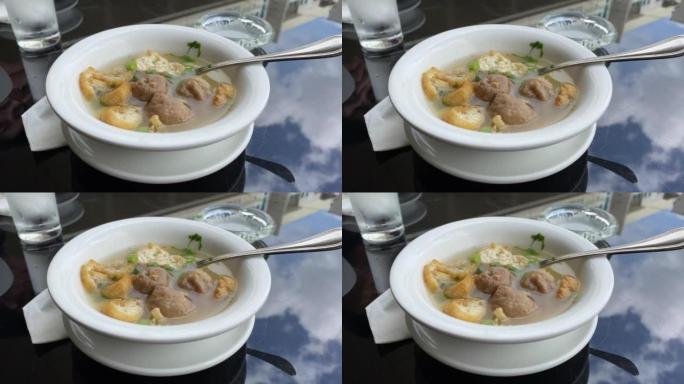 Bakso，印尼菜。包括肉丸汤，豆腐和面条。