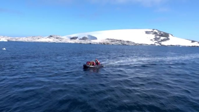 在南极洲海上的橡皮艇上的游客