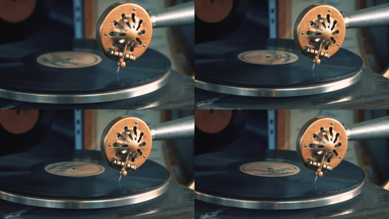 旧留声机的针头播放着滚转的黑胶唱片