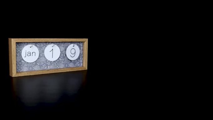 一个木制日历块，用男人的手1月19日和取下带有日期和月份的金属盘，以4k质量拍摄