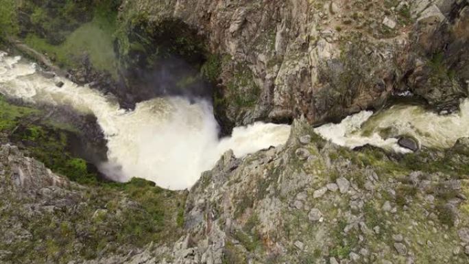 空中: 强大的水流从库尔库雷瀑布的高处落下