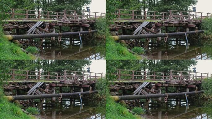 浅水河上旧损坏的倒塌木桥