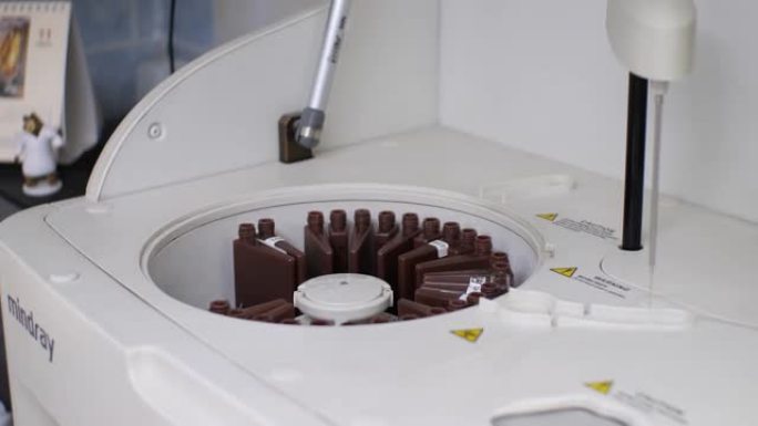 实验室中的自动生化分析仪将血浆与试剂混合，以分析生物材料。实验室生化分析仪在操作。