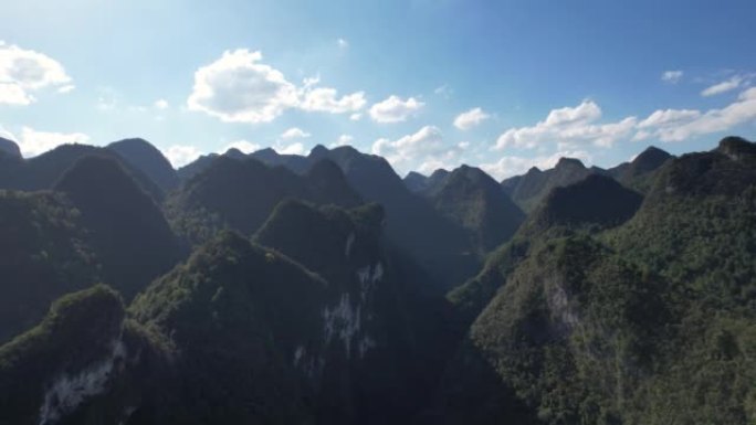 贵州省荔波县七个大拱门 (大旗孔) 风景区的Kast组空中缩小