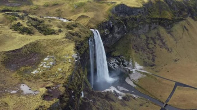 景观和Seljalandsfoss瀑布汇入河流