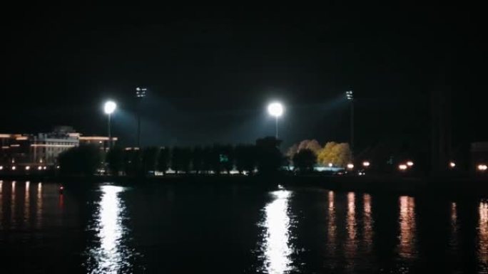 夜间比赛场馆聚光灯下黑雾雨天气