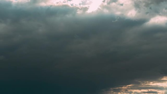 多云的蓝天下的雨云。自然背景4k延时。雨天气条件下的自然天空背景