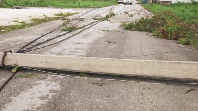 热带飓风过后倒下的电力线杆和电缆。自然灾害的后果