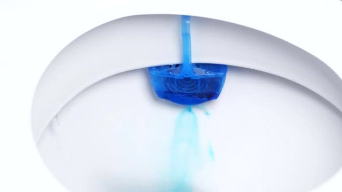 用蓝色化学清洗液肥皂关闭冲洗马桶。盥洗室清洁剂