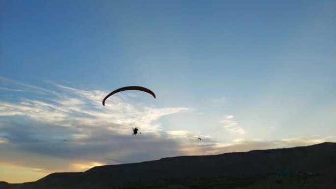 人们为空中滑翔伞提供动力
