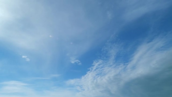 美丽的白色高层云散布在明亮的蓝天上。由水滴组成的中海拔云属。延时。