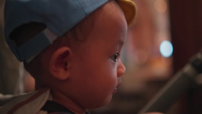 4k视频，脸部特写肖像可爱亚洲新生男婴玩耍放松享受。