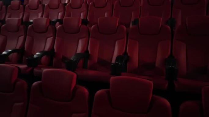 电影和娱乐，电视节目流媒体服务和电影行业制作的空红色电影院座位