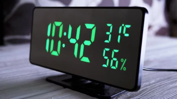 数字时钟在绿色显示上午10:42上显示时间、温度、空气湿度