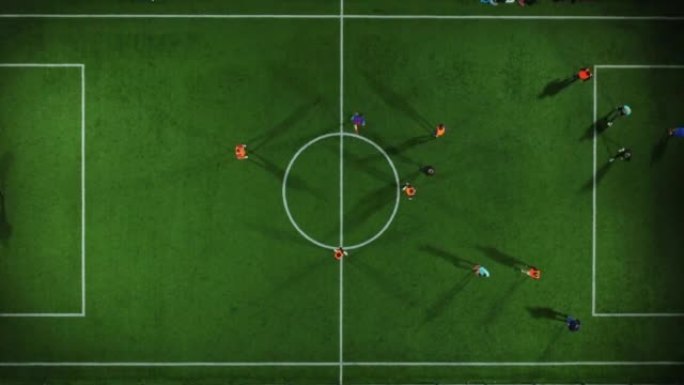 迷你足球比赛的鸟瞰图，足球。无人机的小型足球场和足球运动员