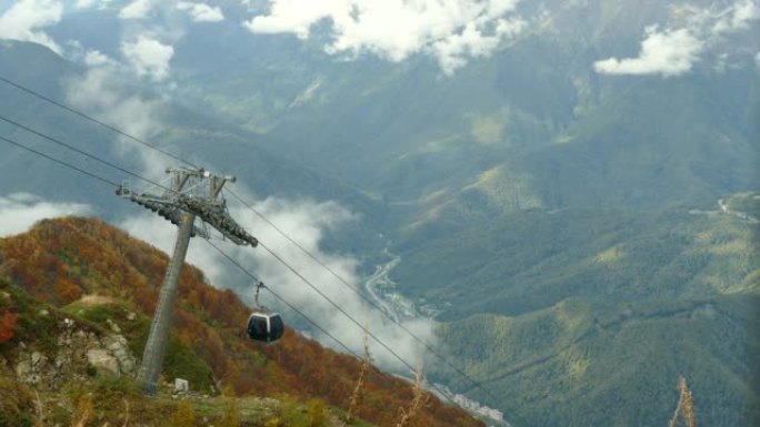 山顶的缆车旅游景区高山白云缆车观光