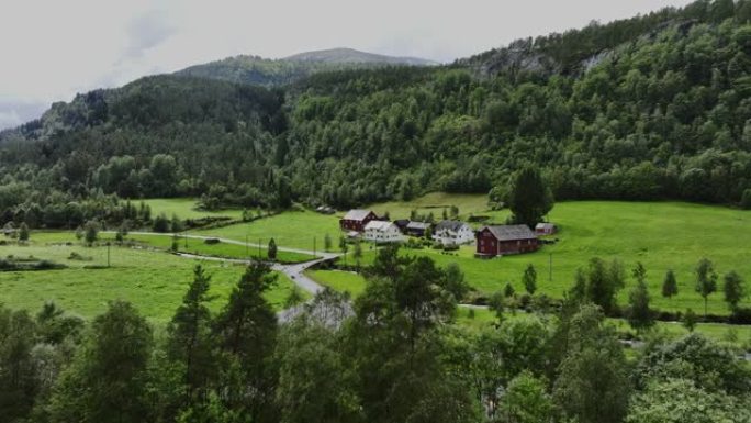 山中挪威村庄的风景鸟瞰图