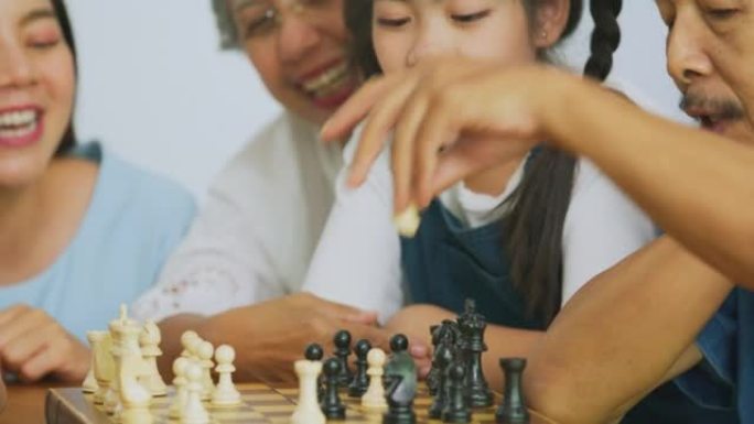 家人喜欢在客厅在家下棋。