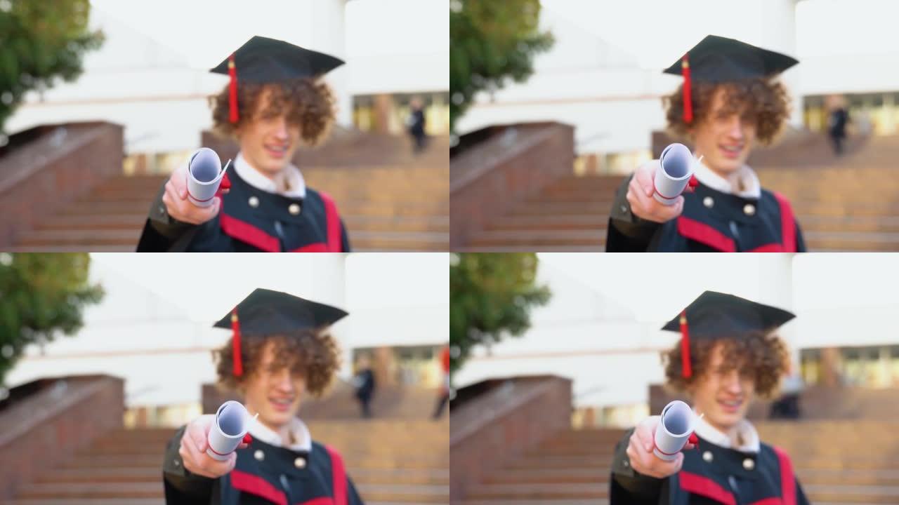 一个年轻的红头发卷发的家伙戴着牙套站在主人的地幔中，拿着一张向前伸向相机的文凭。相机专注于文凭