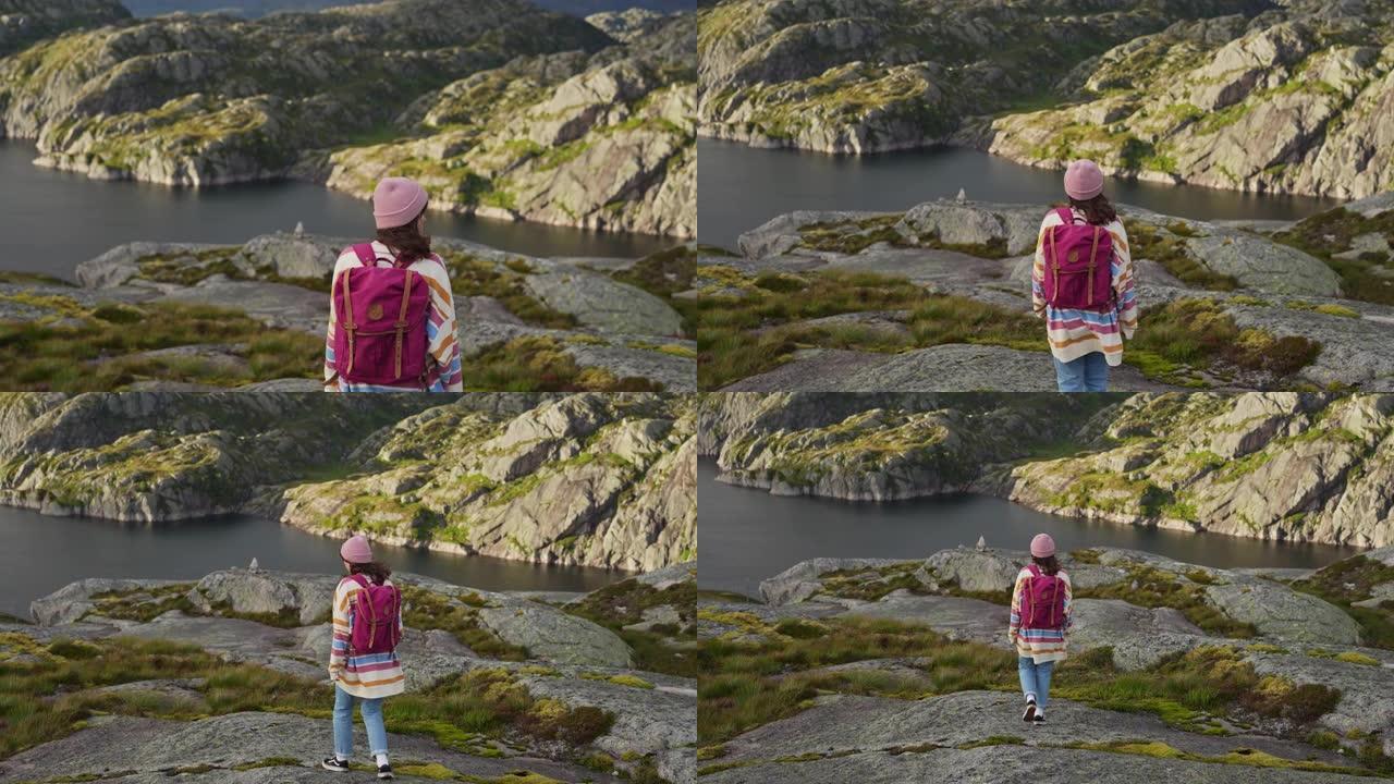 挪威湖边徒步旅行的女人
