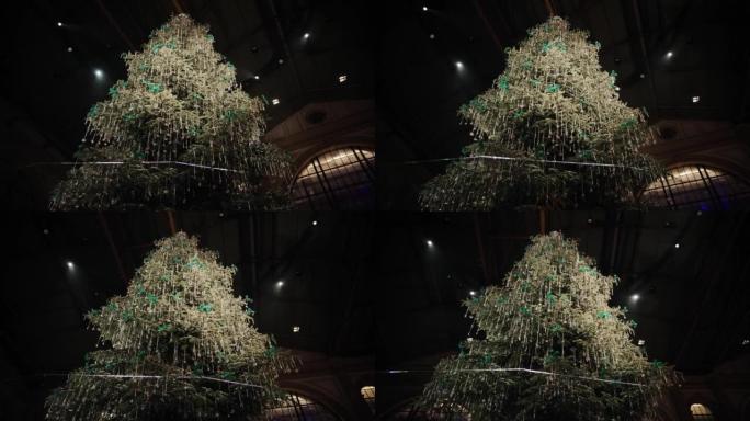 施华洛世奇圣诞树在一些画廊豪华购物。瑞士伯尔尼，2021年12月