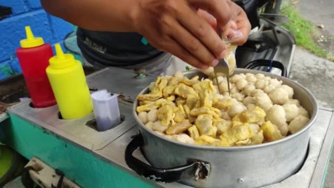 印尼街头食品名为 “Cilok”，由木薯粉，豆腐和调味料制成